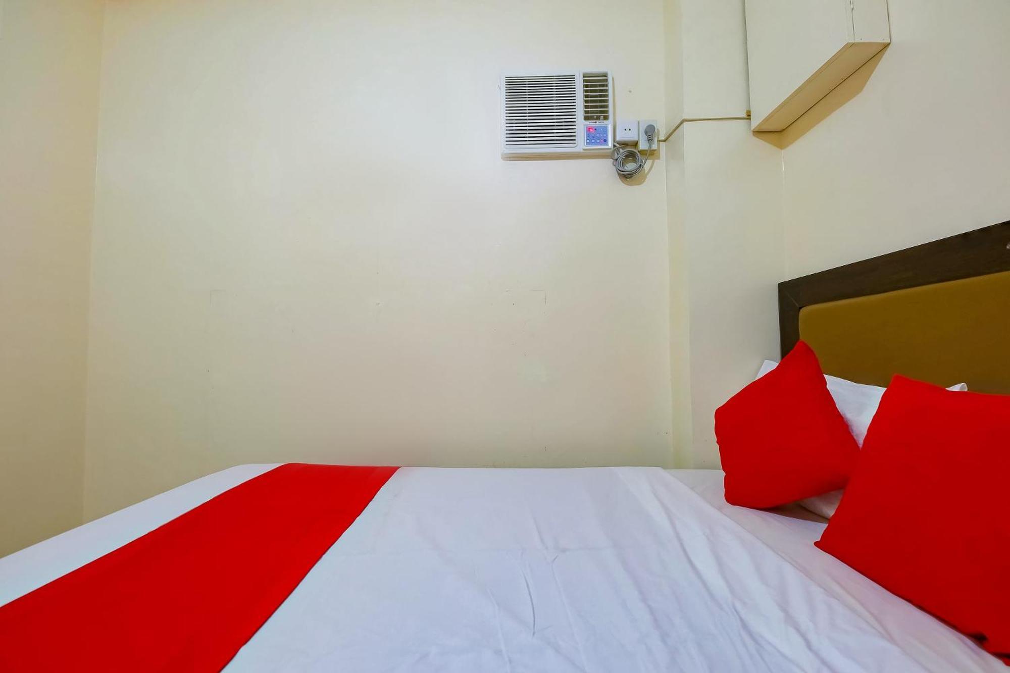 OYO 431 Apollo 11 Apartelle Pasay Esterno foto